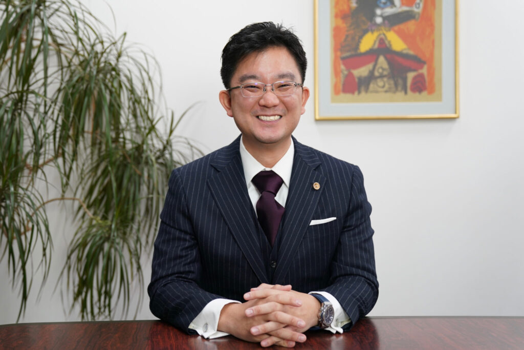 代表弁護士 福井康朝